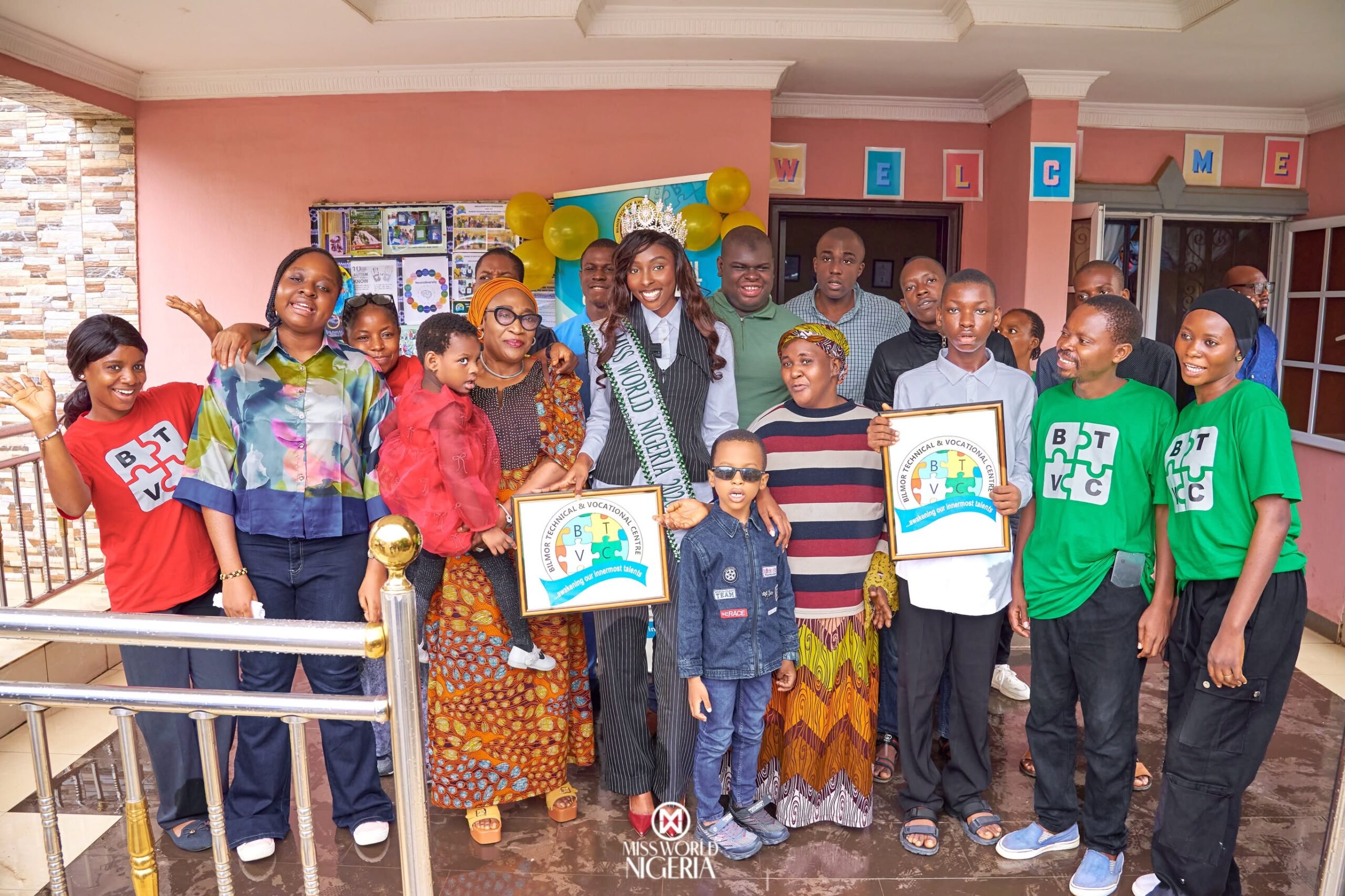 Queen Soye with children and staff at the school, group photo