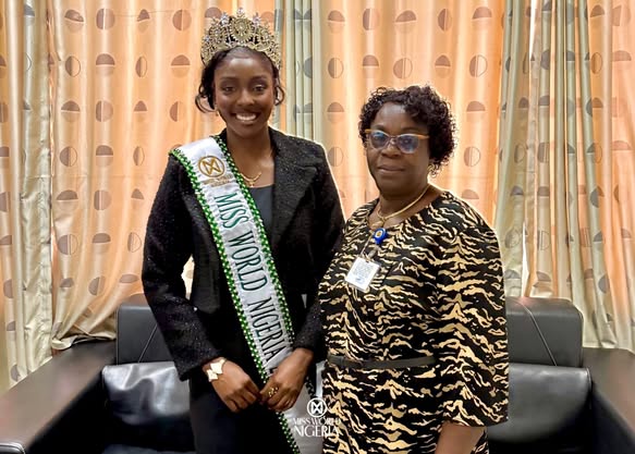Queen Soye with Mrs. Ogunmilua and Ministry officials