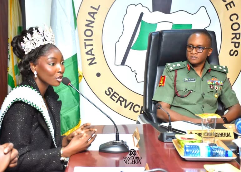 Queen Soye and Brigadier General Nafiu in conversation