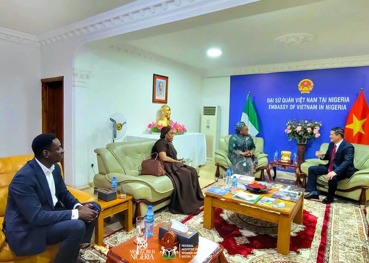 Minister Sulaiman-Ibrahim and Prince Iwefa Aganaba with Ambassador Le Viet Hoang